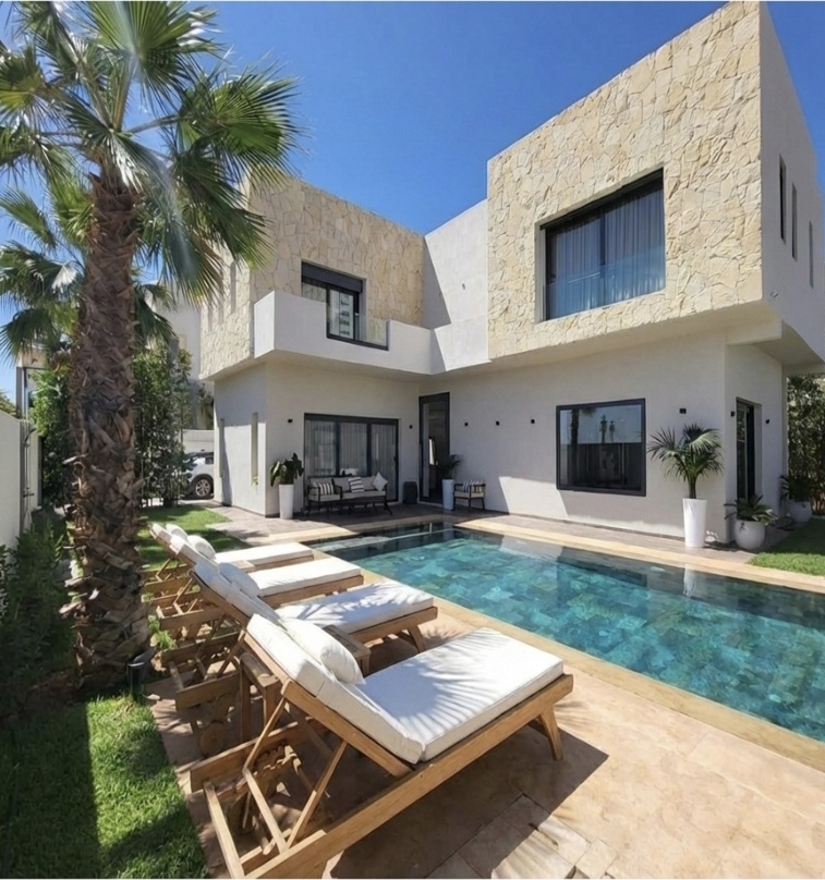 sakinah stay amelkis 3 luxury villa outdoor pool (1)